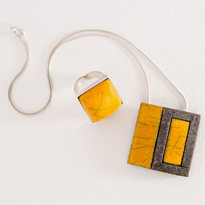 Collier et bague - Carré Jaune - raku